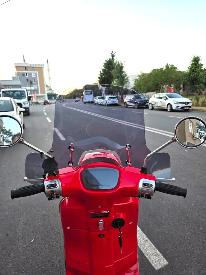 MOTOCAM Kuba Bevely Ön Cam 2022-2026 Model 37cm Füme Renkli 4mm Elcikli APARATSIZ
