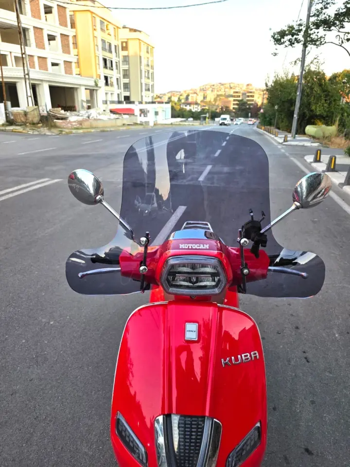 MOTOCAM Kuba Bevely Ön Cam 2022-2026 Model 37cm Füme Renkli 4mm Elcikli APARATSIZ