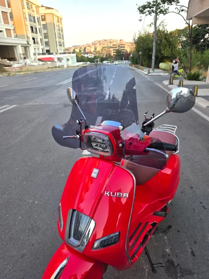 MOTOCAM Kuba Bevely Ön Cam 2022-2026 Model 37cm Füme Renkli 4mm Elcikli APARATSIZ
