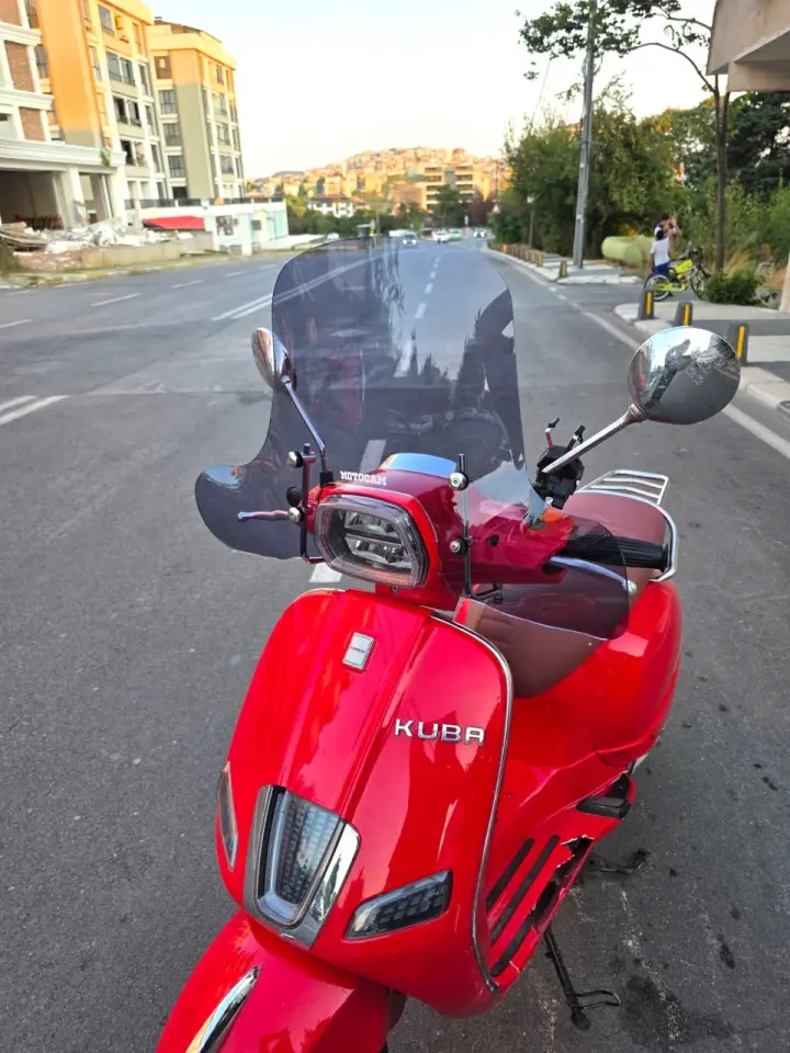 MOTOCAM Kuba Bevely Ön Cam 2022-2026 Model 37cm Füme Renkli 4mm Elcikli APARATSIZ
