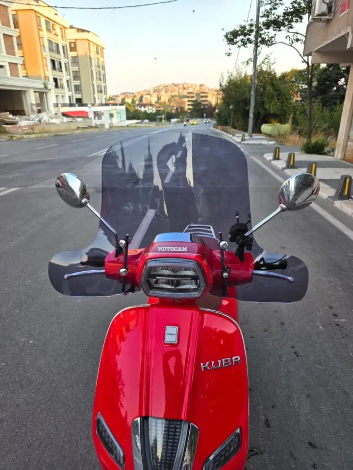MOTOCAM Kuba Bevely Ön Cam 2022-2026 Model 37cm Füme Renkli 4mm Elcikli APARATSIZ