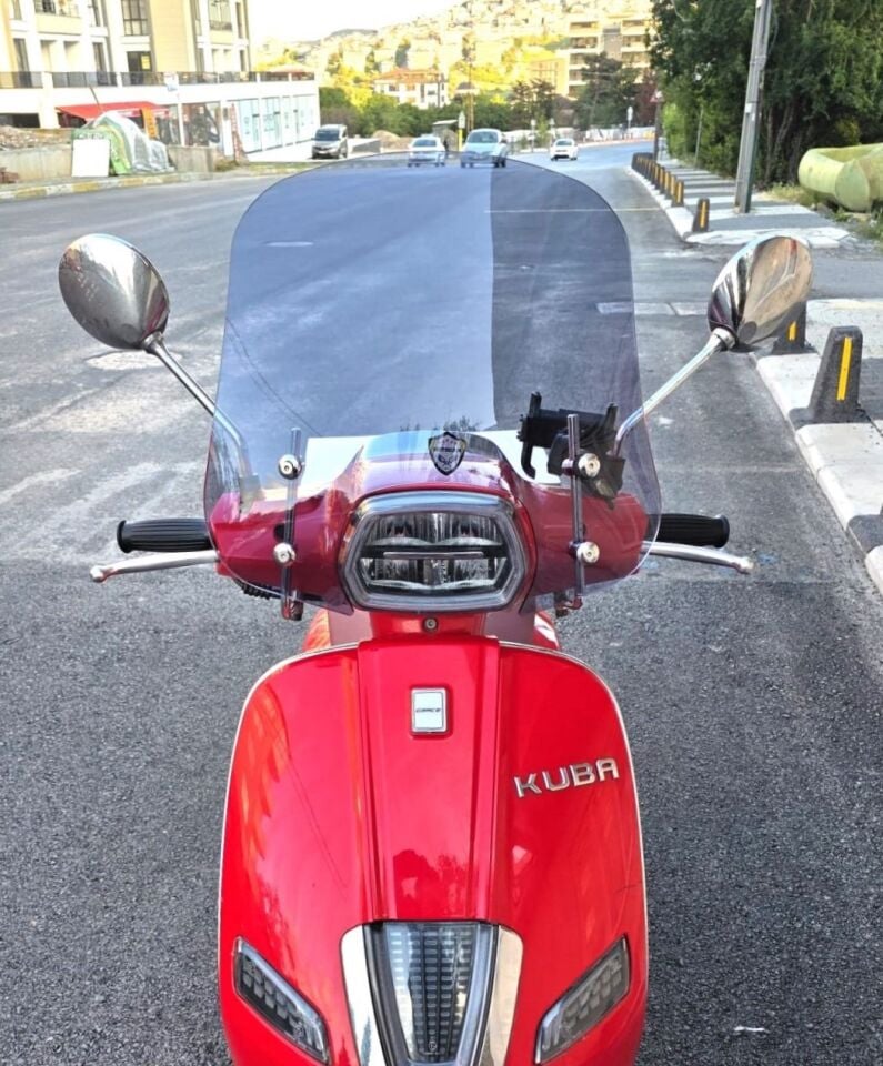 MOTOCAM Kuba Bevely Ön Cam 2022-2026 Model 42cm Füme Renkli 4mm APARATSIZ