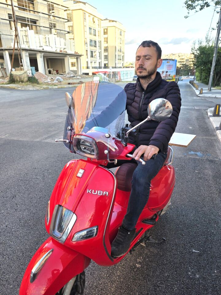 MOTOCAM Kuba Bevely Ön Cam 2022-2026 Model 42cm Füme Renkli 4mm APARATSIZ