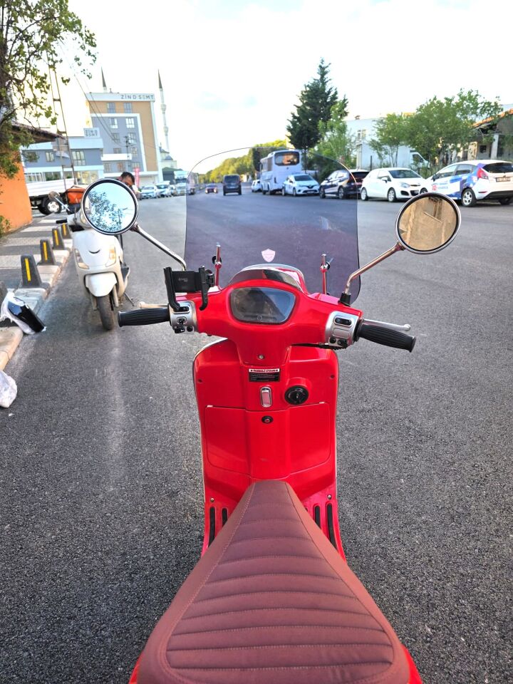 MOTOCAM Kuba Bevely Ön Cam 2022-2026 Model 42cm Füme Renkli 4mm APARATSIZ
