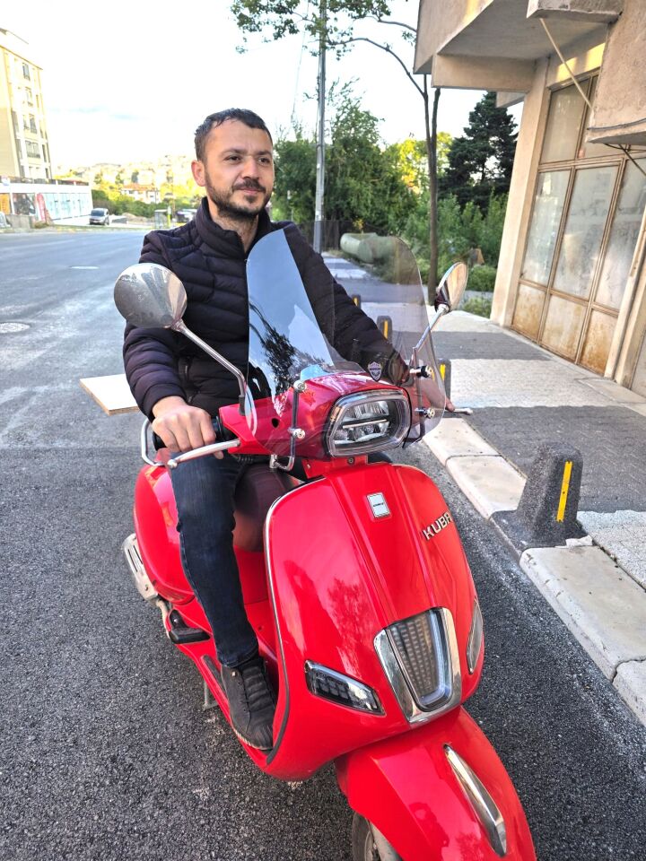 MOTOCAM Kuba Bevely Ön Cam 2022-2026 Model 42cm Füme Renkli 4mm APARATSIZ