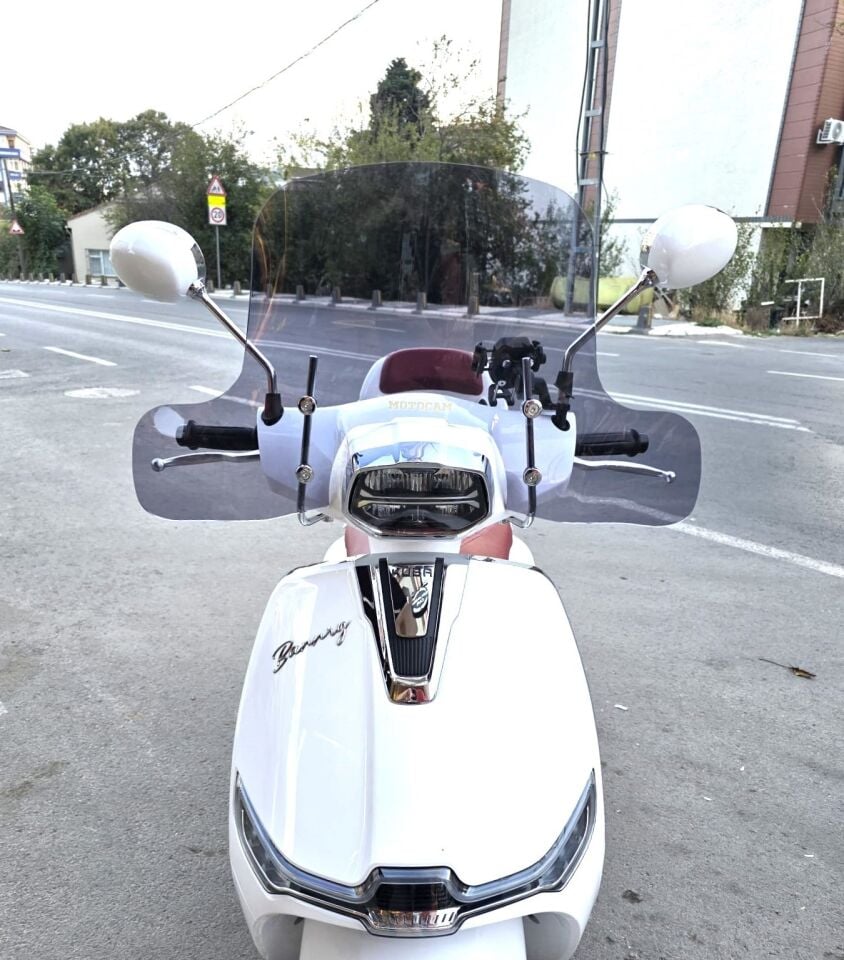 MOTOCAM Küba Bannry Ön Cam 2024-2026 Model 39cm Füme Renkli 4mm Elcikli APARATSIZ