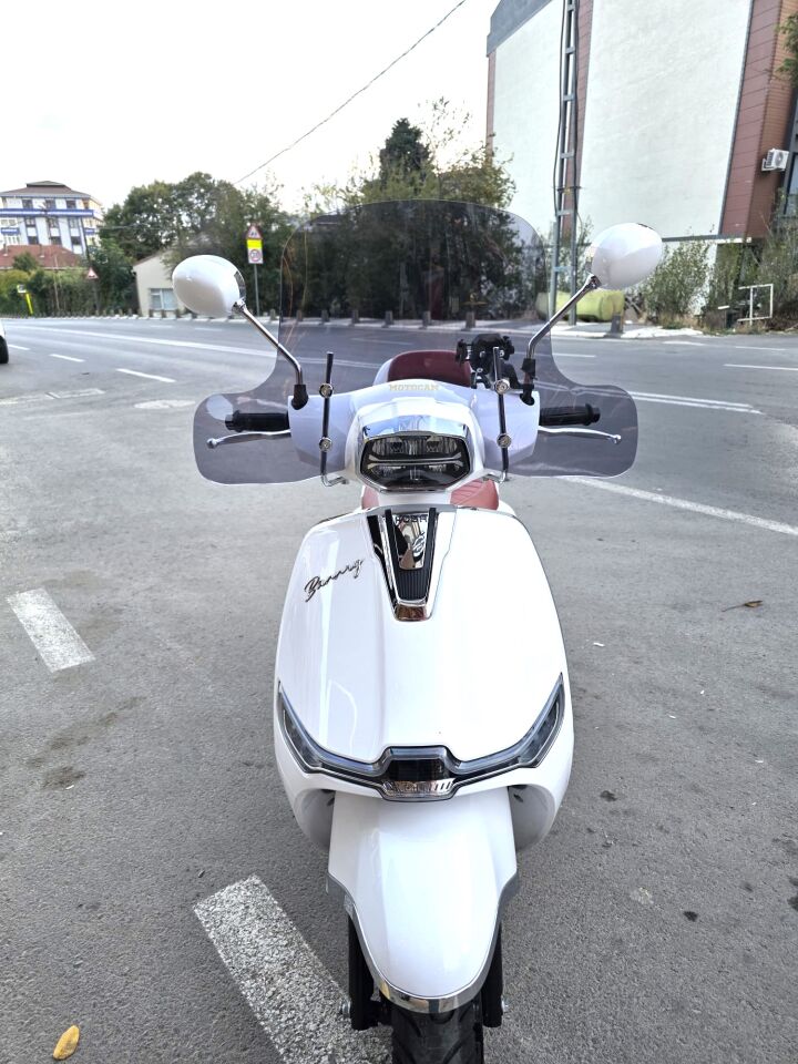 MOTOCAM Küba Bannry Ön Cam 2024-2026 Model 39cm Füme Renkli 4mm Elcikli APARATSIZ