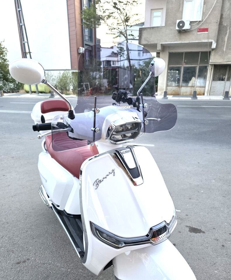 MOTOCAM Küba Bannry Ön Cam 2024-2026 Model 39cm Füme Renkli 4mm Elcikli APARATSIZ