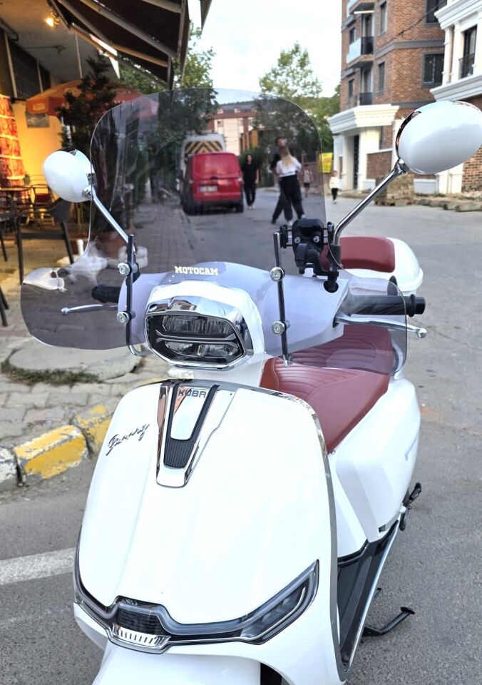 MOTOCAM Küba Bannry Ön Cam 2024-2026 Model 39cm Füme Renkli 4mm Elcikli APARATSIZ