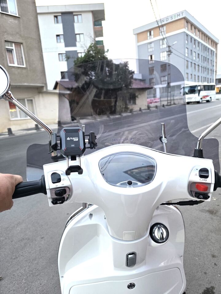 MOTOCAM Küba Bannry Ön Cam 2024-2026 Model 39cm Füme Renkli 4mm Elcikli APARATSIZ