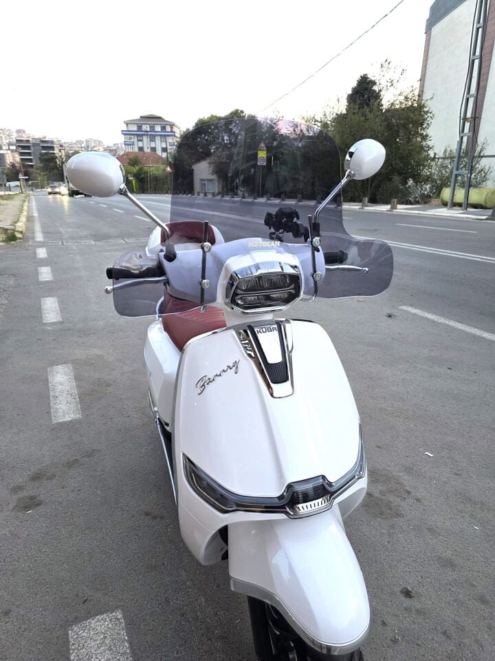 MOTOCAM Küba Bannry Ön Cam 2024-2026 Model 39cm Füme Renkli 4mm Elcikli APARATSIZ