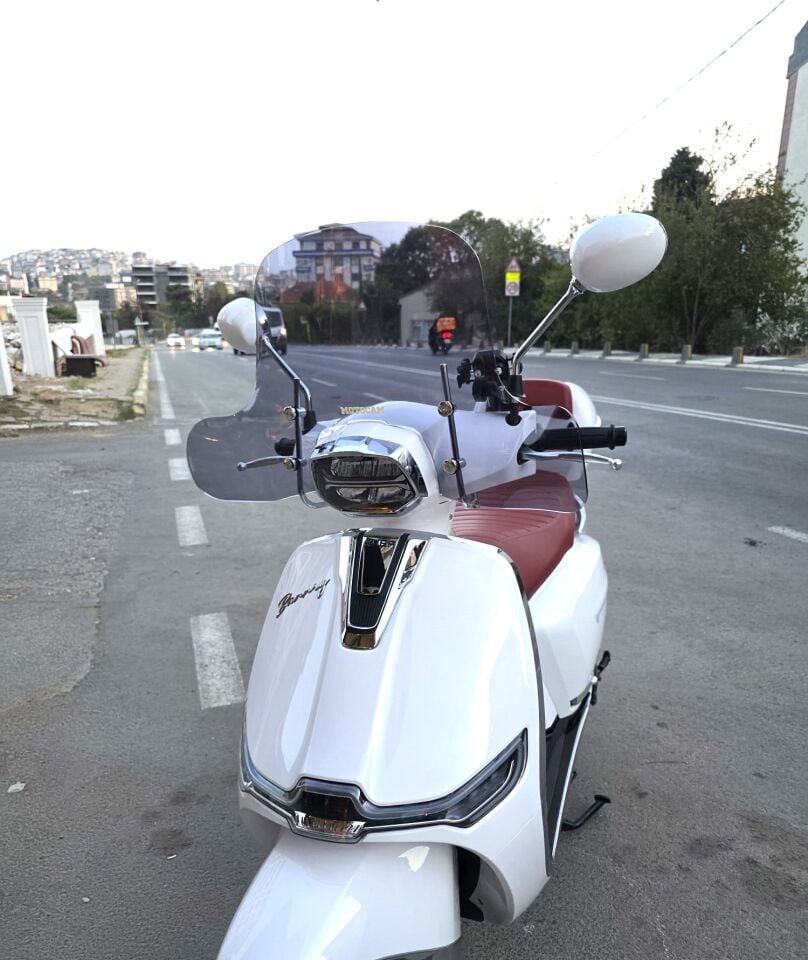 MOTOCAM Küba Bannry Ön Cam 2024-2026 Model 39cm Füme Renkli 4mm Elcikli APARATSIZ