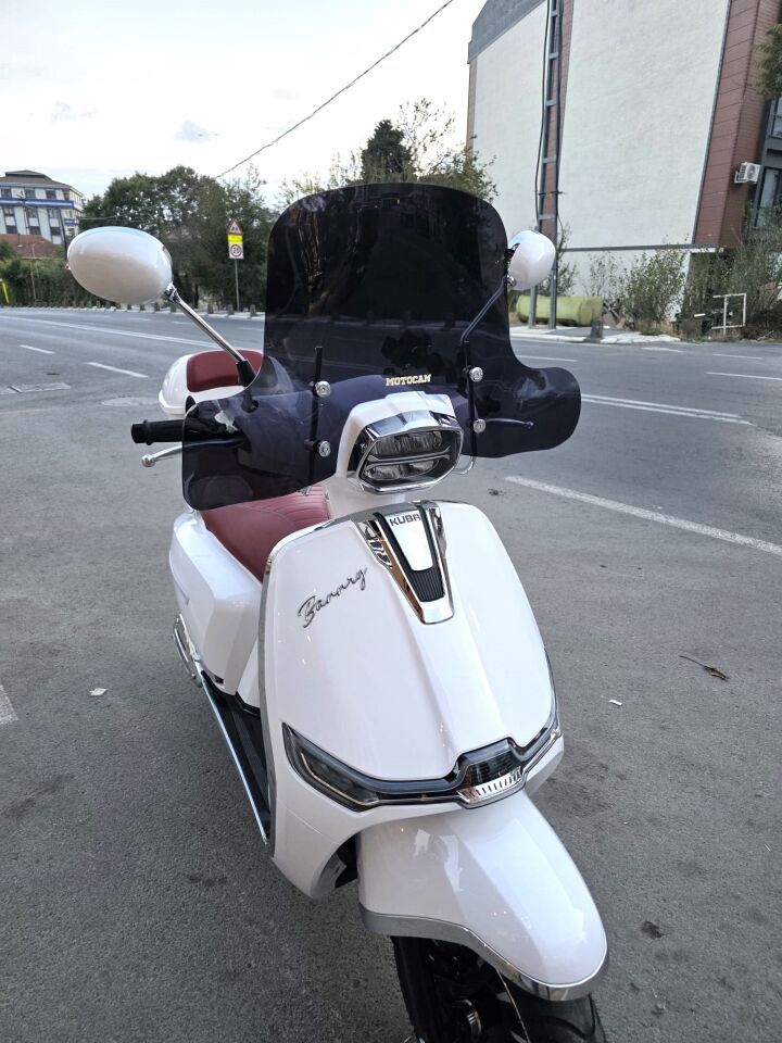 MOTOCAM Küba Bannry Ön Cam 2024-2026 Model 39cm Siyah Renkli 4mm Elcikli APARATSIZ