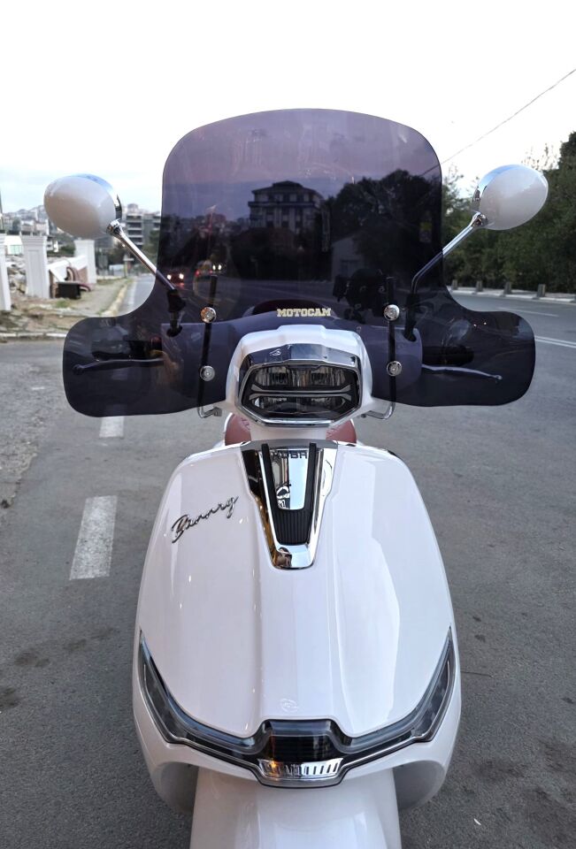 MOTOCAM Küba Bannry Ön Cam 2024-2026 Model 39cm Siyah Renkli 4mm Elcikli APARATSIZ