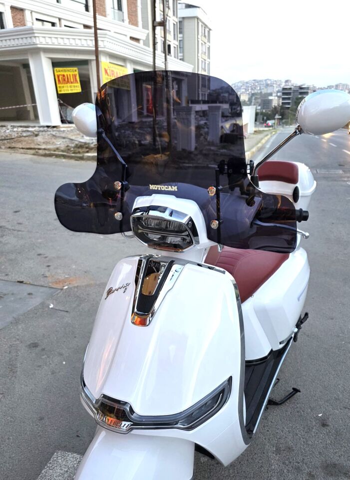 MOTOCAM Küba Bannry Ön Cam 2024-2026 Model 39cm Siyah Renkli 4mm Elcikli APARATSIZ