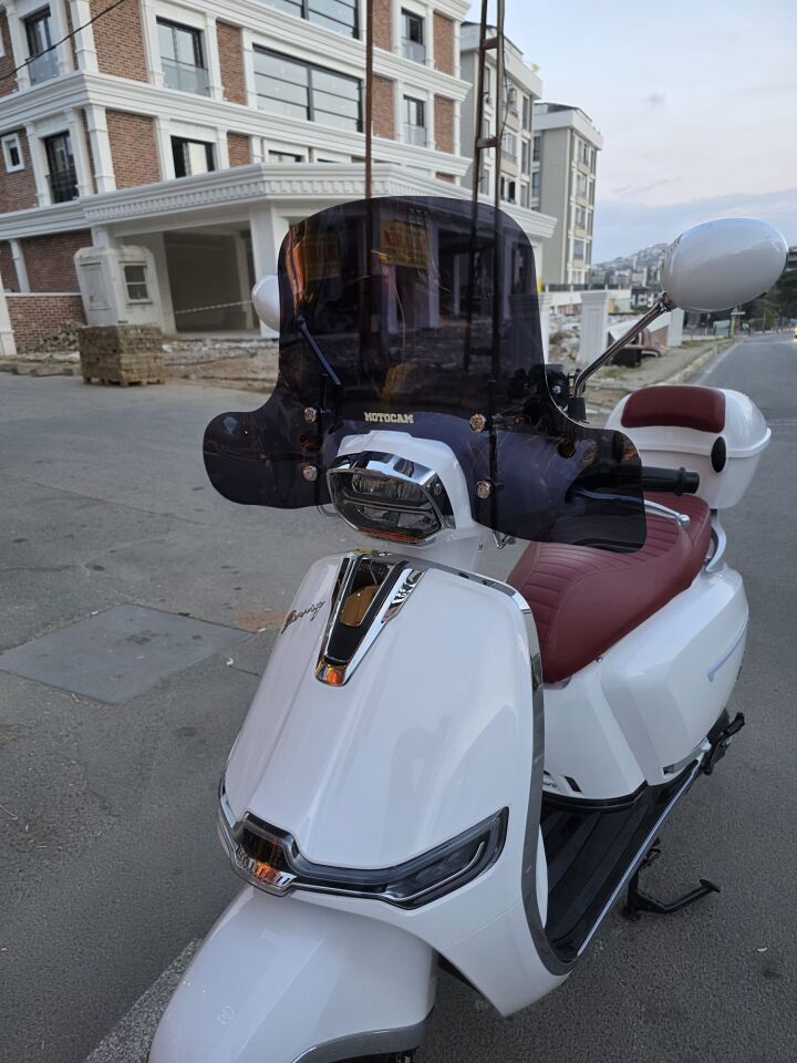 MOTOCAM Küba Bannry Ön Cam 2024-2026 Model 39cm Siyah Renkli 4mm Elcikli APARATSIZ