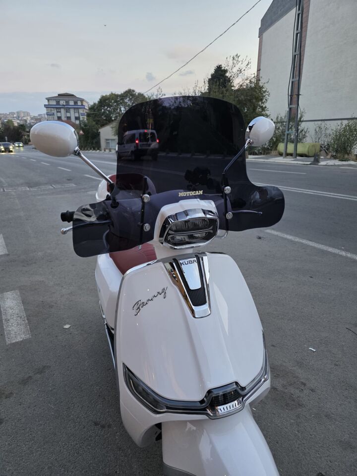 MOTOCAM Küba Bannry Ön Cam 2024-2026 Model 39cm Siyah Renkli 4mm Elcikli APARATSIZ