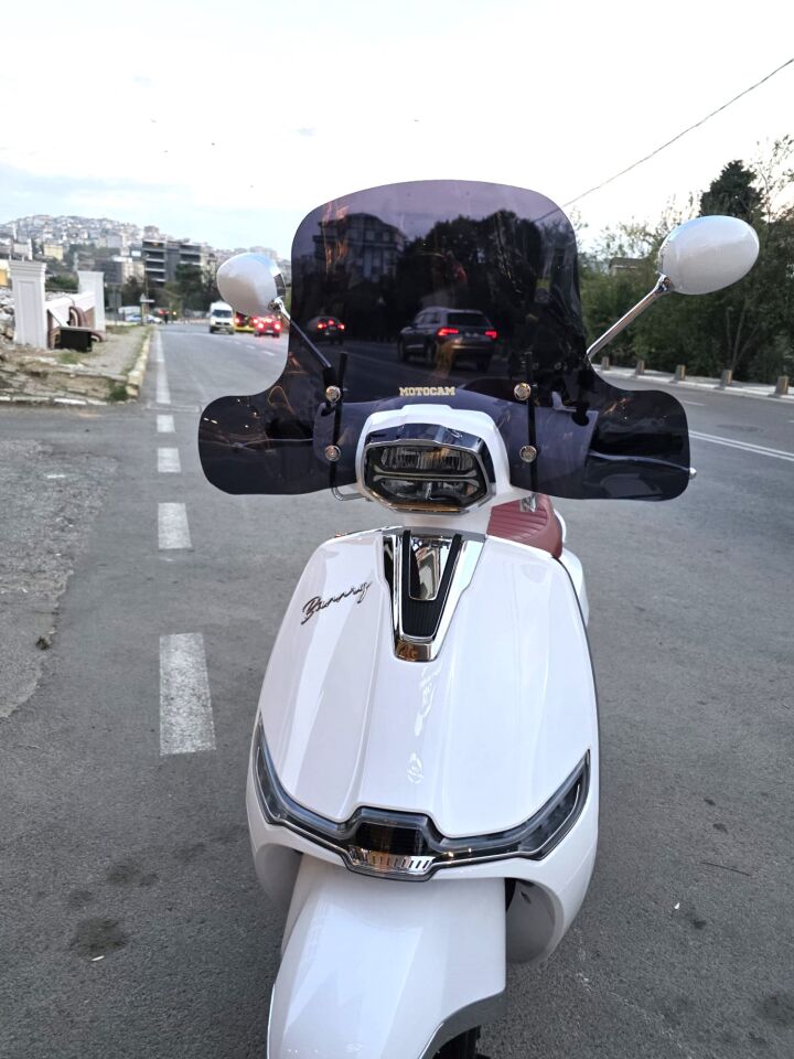 MOTOCAM Küba Bannry Ön Cam 2024-2026 Model 39cm Siyah Renkli 4mm Elcikli APARATSIZ