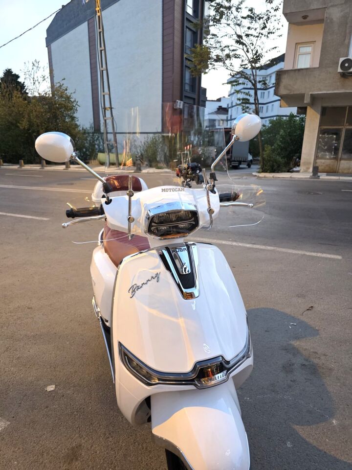 MOTOCAM Küba Bannry Ön Cam 2024-2026 Model 39cm Şeffaf Renkli 4mm Elcikli APARATSIZ