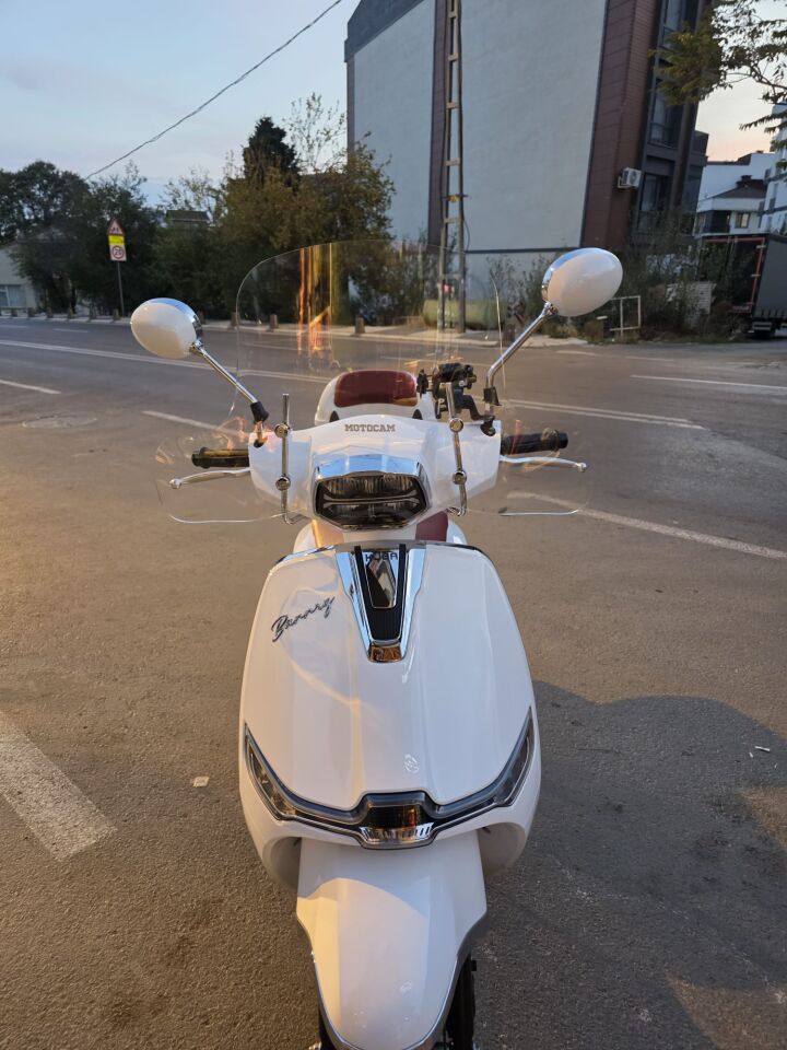 MOTOCAM Küba Bannry Ön Cam 2024-2026 Model 39cm Şeffaf Renkli 4mm Elcikli APARATSIZ