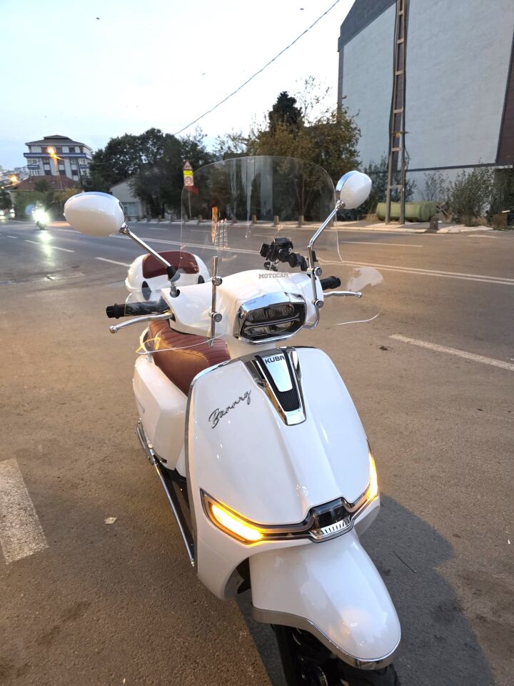 MOTOCAM Küba Bannry Ön Cam 2024-2026 Model 39cm Şeffaf Renkli 4mm Elcikli APARATSIZ