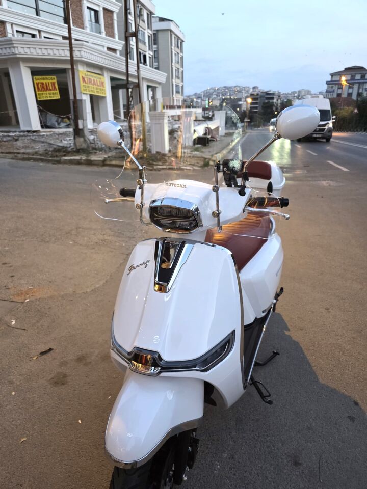 MOTOCAM Küba Bannry Ön Cam 2024-2026 Model 39cm Şeffaf Renkli 4mm Elcikli APARATSIZ