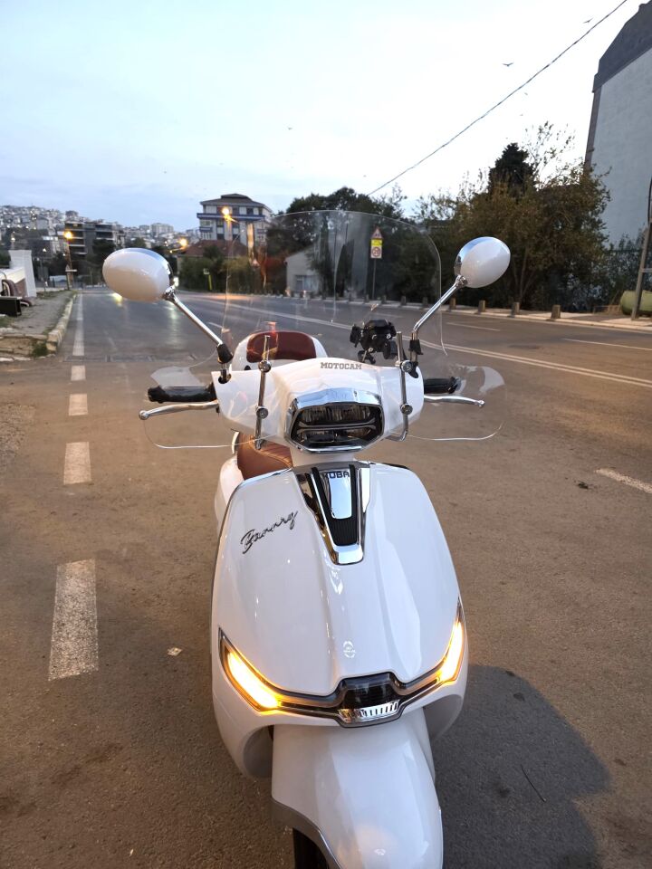 MOTOCAM Küba Bannry Ön Cam 2024-2026 Model 39cm Şeffaf Renkli 4mm Elcikli APARATSIZ