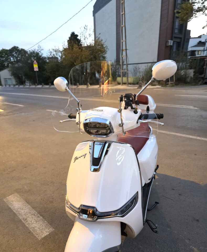 MOTOCAM Küba Bannry Ön Cam 2024-2026 Model 39cm Şeffaf Renkli 4mm Elcikli APARATSIZ