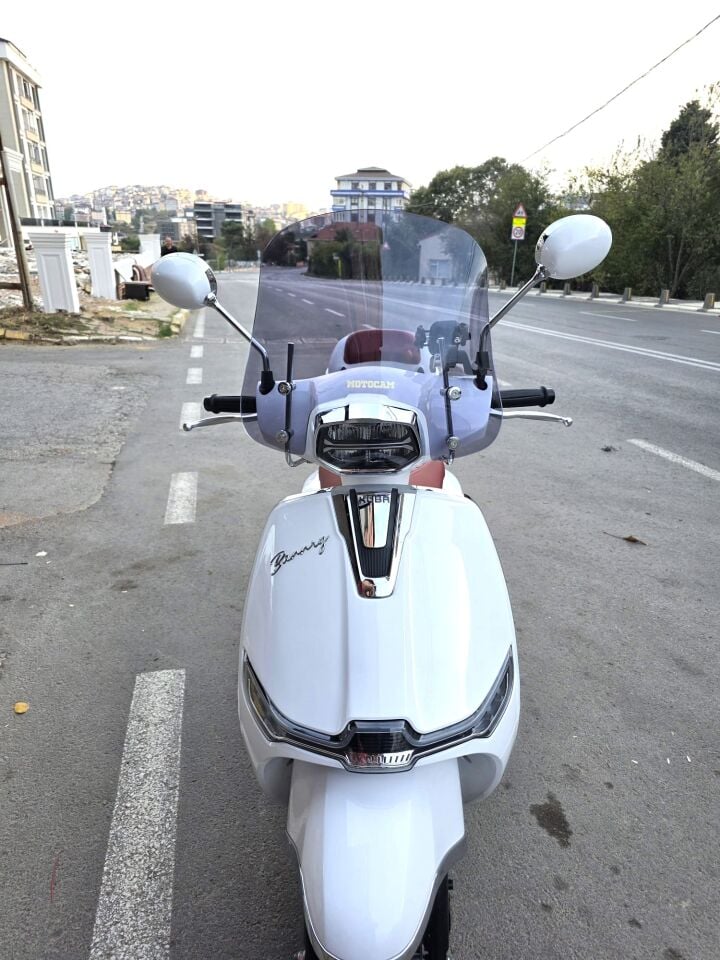 MOTOCAM Küba Bannry Ön Cam 2024-2026 Model 43cm Füme Renkli 4mm APARATSIZ