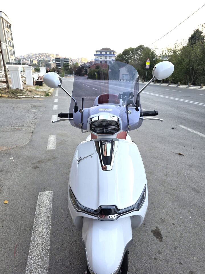 MOTOCAM Küba Bannry Ön Cam 2024-2026 Model 43cm Füme Renkli 4mm APARATSIZ