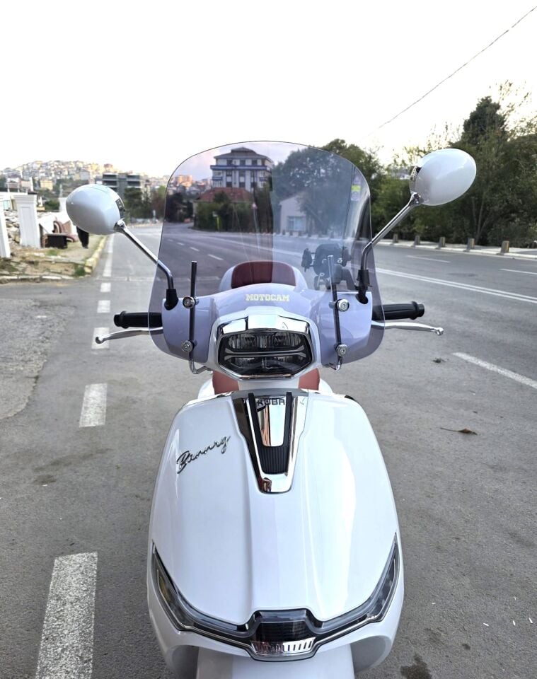 MOTOCAM Küba Bannry Ön Cam 2024-2026 Model 43cm Füme Renkli 4mm APARATSIZ