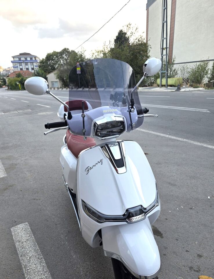 MOTOCAM Küba Bannry Ön Cam 2024-2026 Model 43cm Füme Renkli 4mm APARATSIZ