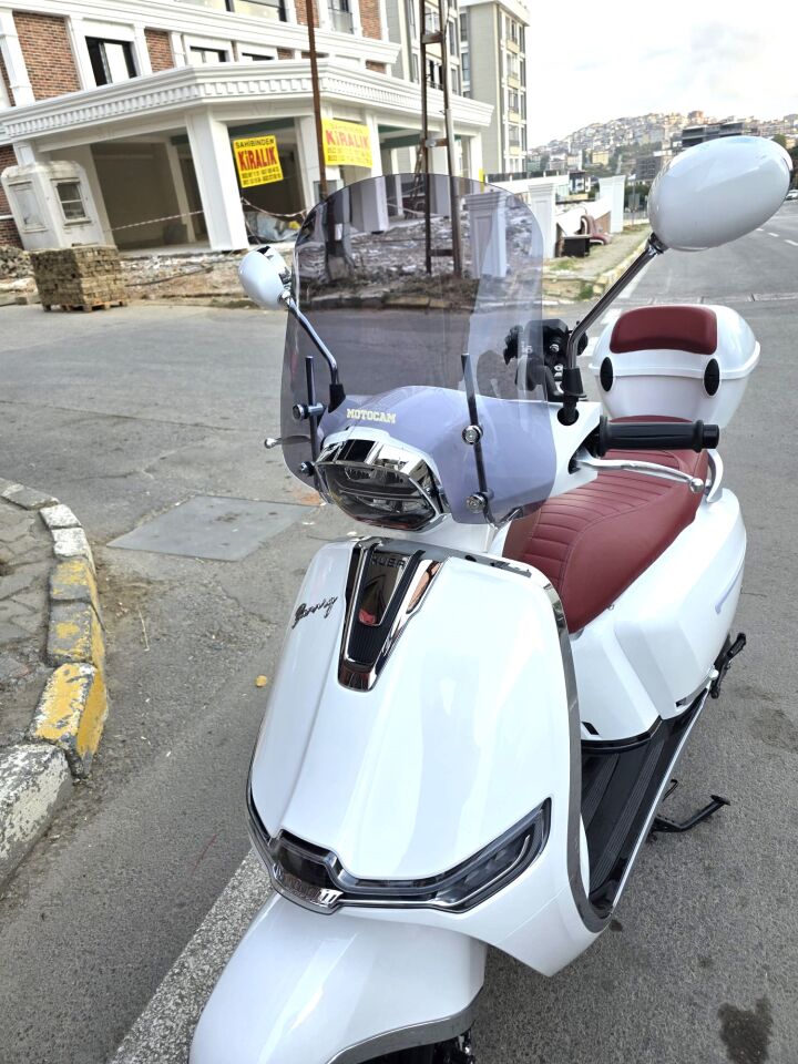 MOTOCAM Küba Bannry Ön Cam 2024-2026 Model 43cm Füme Renkli 4mm APARATSIZ