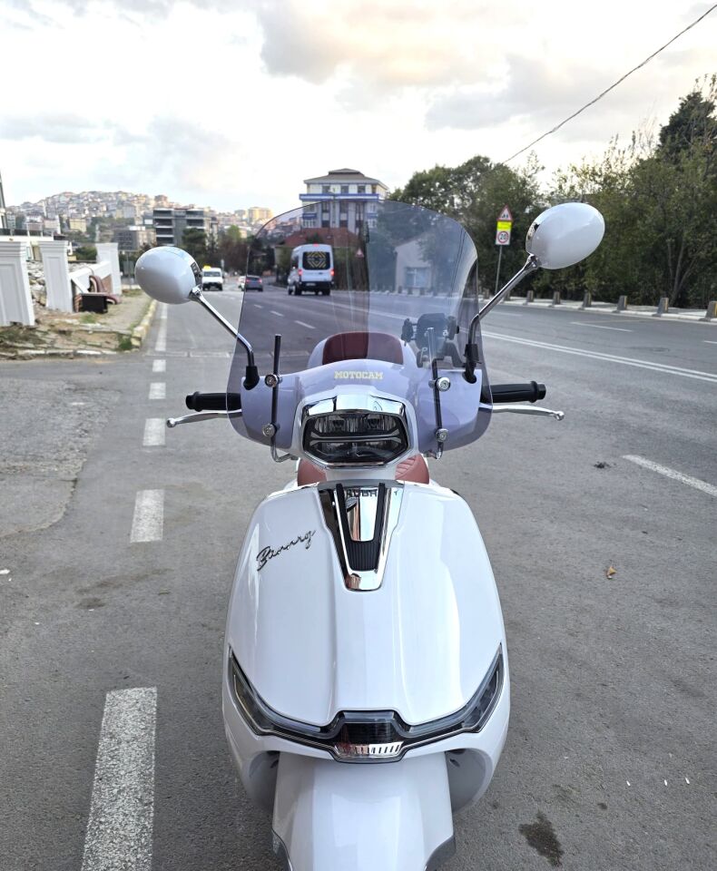 MOTOCAM Küba Bannry Ön Cam 2024-2026 Model 43cm Füme Renkli 4mm APARATSIZ