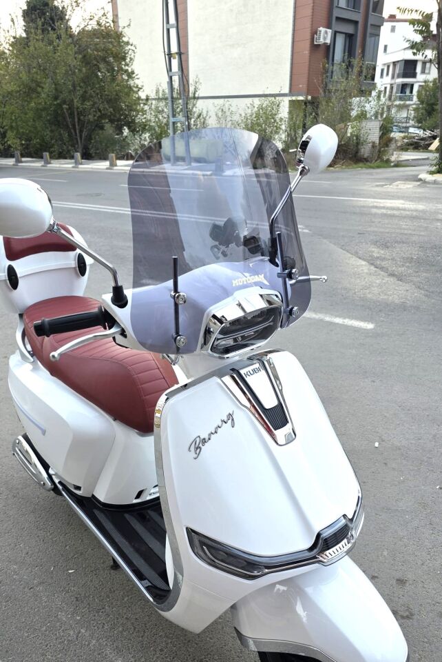 MOTOCAM Küba Bannry Ön Cam 2024-2026 Model 43cm Füme Renkli 4mm APARATSIZ