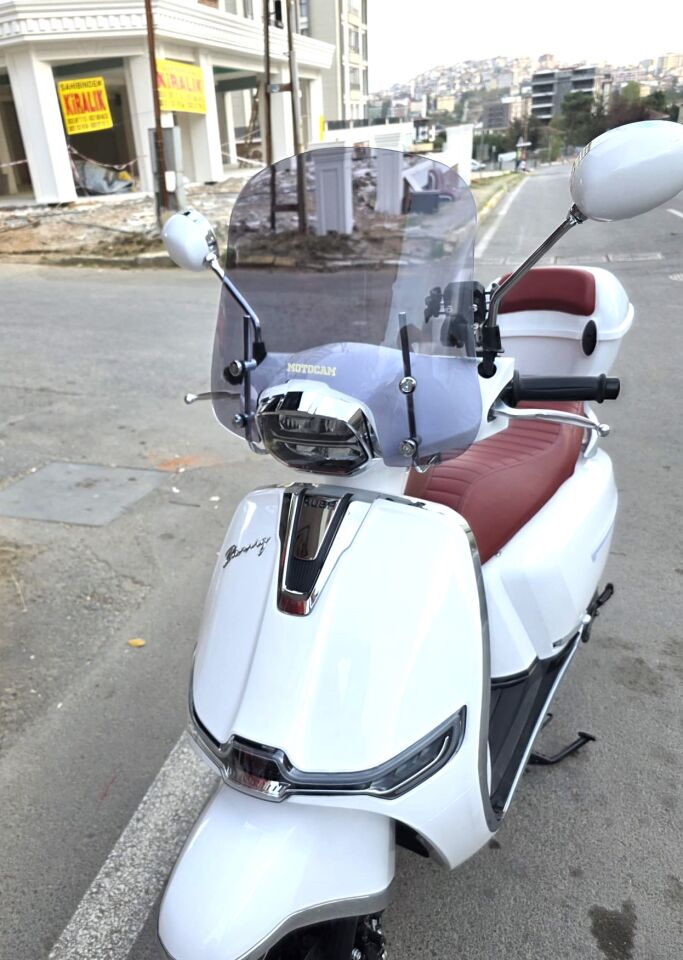 MOTOCAM Küba Bannry Ön Cam 2024-2026 Model 43cm Füme Renkli 4mm APARATSIZ