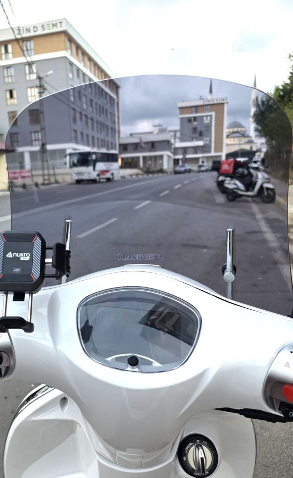 MOTOCAM Küba Bannry Ön Cam 2024-2026 Model 43cm Füme Renkli 4mm APARATSIZ