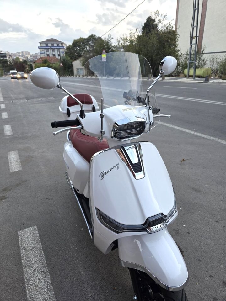 MOTOCAM Küba Bannry Ön Cam 2024-2026 Model 43cm Şeffaf Renkli 4mm APARATSIZ