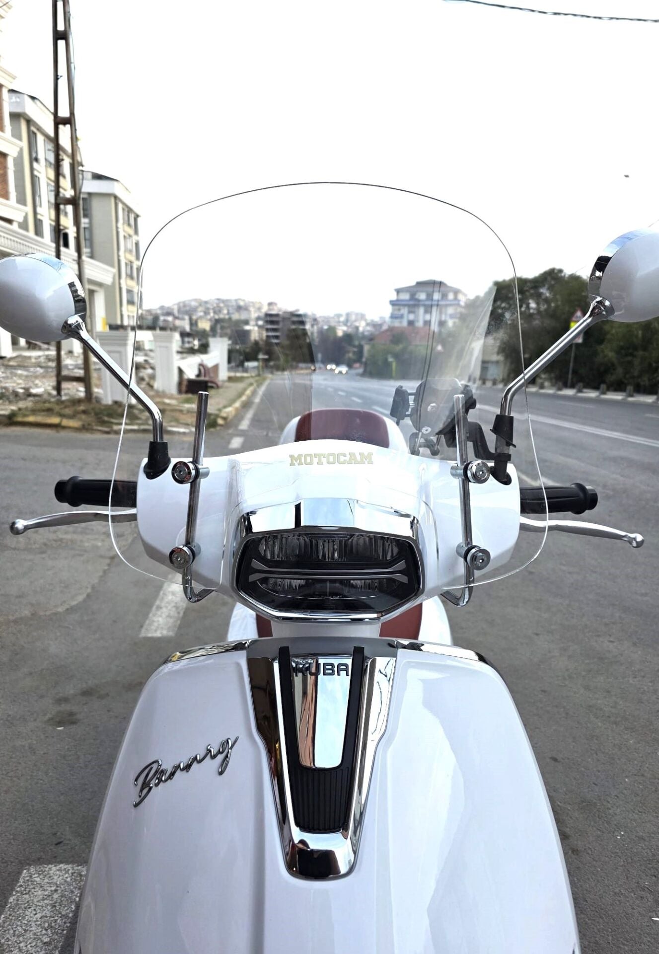 MOTOCAM Küba Bannry Ön Cam 2024-2026 Model 43cm Şeffaf Renkli 4mm APARATSIZ