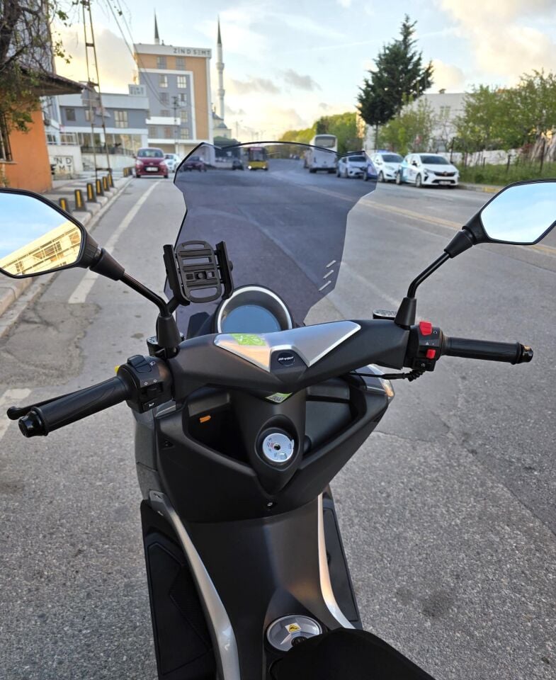 MOTOCAM Volta Revolt RSX4 Ön Cam 2022-2026 Model 65cm Füme Renkli 4mm ORTA BOYLU