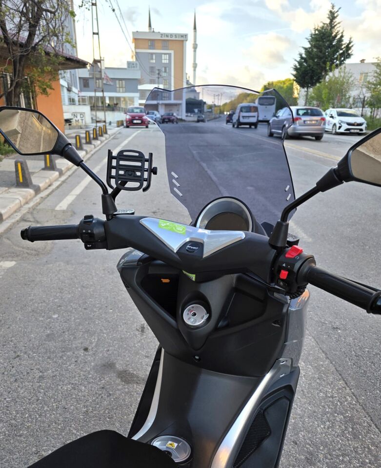 MOTOCAM Volta Revolt RSX4 Ön Cam 2022-2026 Model 65cm Füme Renkli 4mm ORTA BOYLU