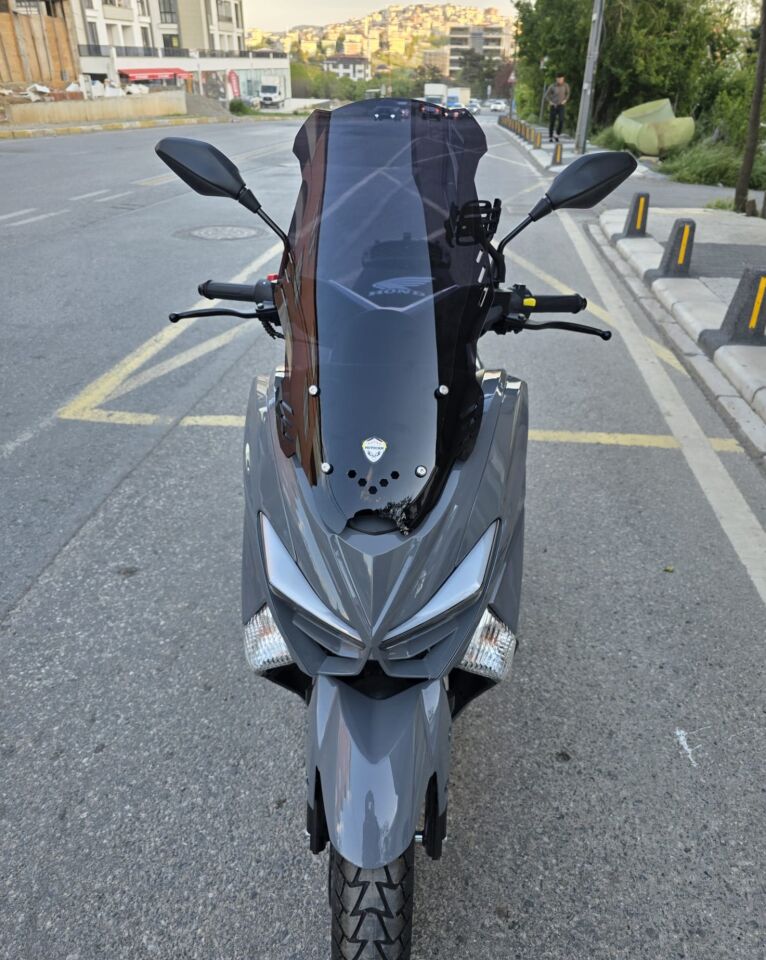 MOTOCAM Volta Revolt RSX4 Ön Cam 2022-2026 Model 65cm Siyah Renkli 4mm ORTA BOYLU