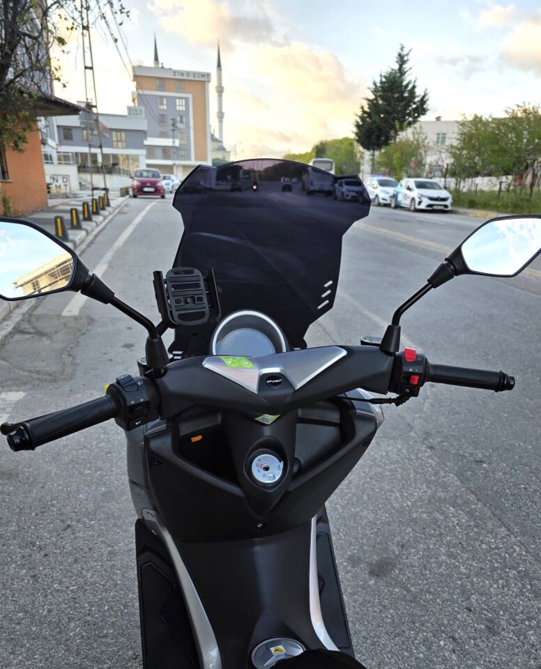 MOTOCAM Volta Revolt RSX4 Ön Cam 2022-2026 Model 65cm Siyah Renkli 4mm ORTA BOYLU