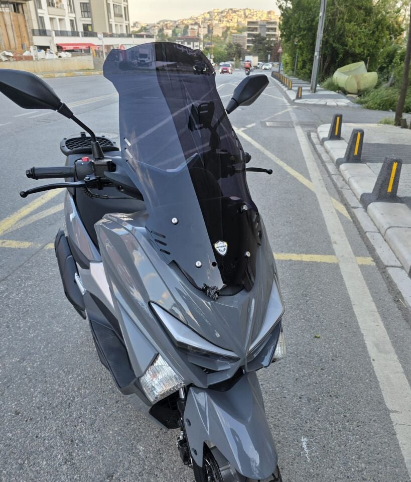 MOTOCAM Volta Revolt RSX4 Ön Cam 2022-2026 Model 65cm Siyah Renkli 4mm ORTA BOYLU