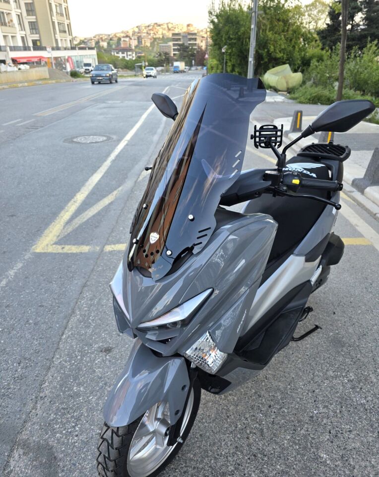 MOTOCAM Volta Revolt RSX4 Ön Cam 2022-2026 Model 65cm Siyah Renkli 4mm ORTA BOYLU