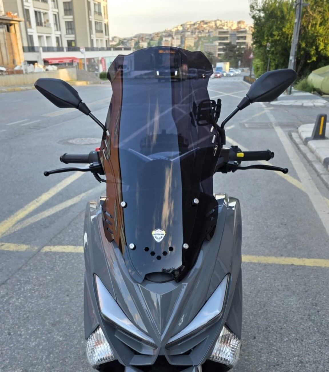 MOTOCAM Volta Revolt RSX4 Ön Cam 2022-2026 Model 65cm Siyah Renkli 4mm ORTA BOYLU