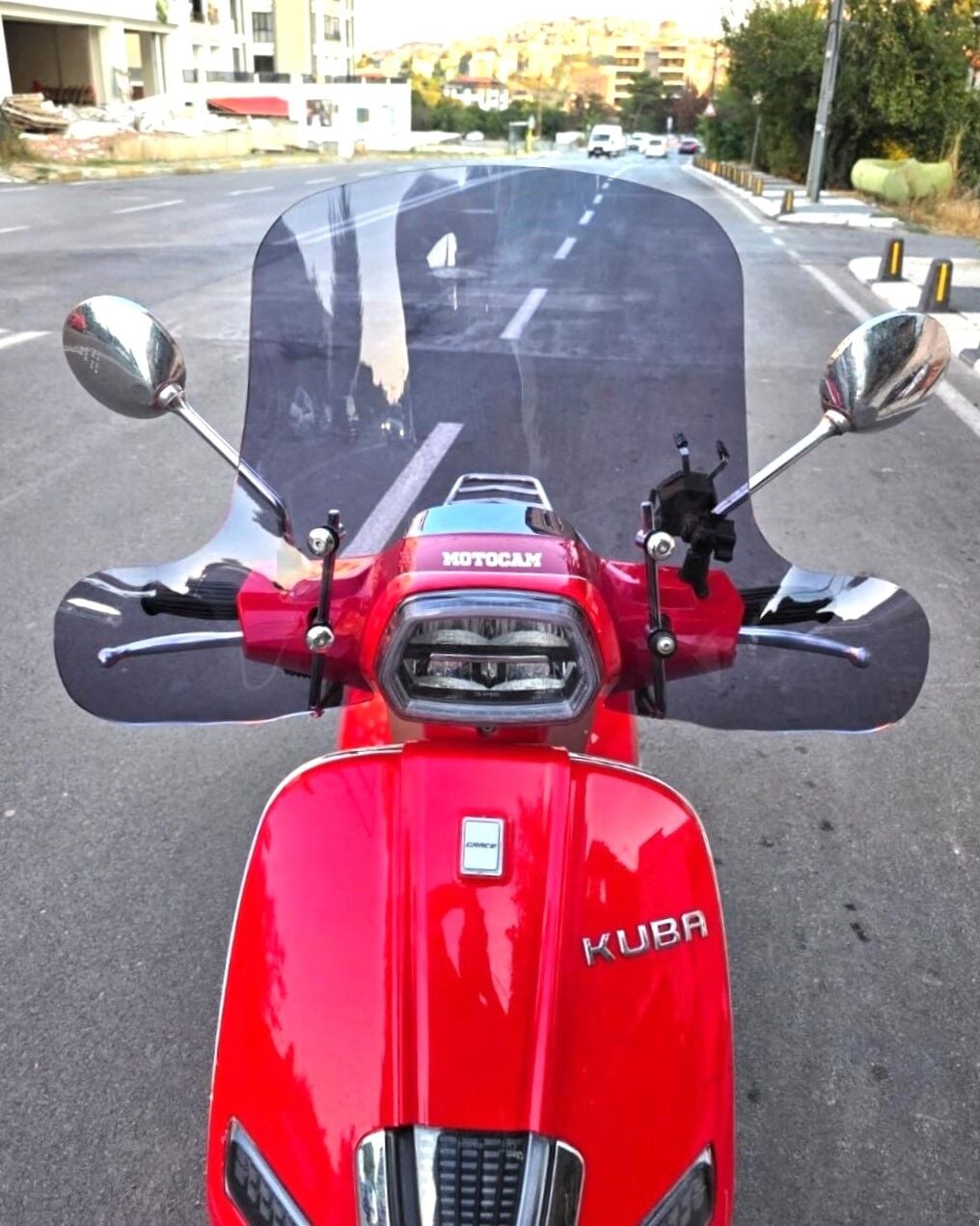 MOTOCAM Küba Grace 50 125 Ön Cam 2023-2026 Model 37cm Füme Renkli Elcikli APARATSIZ