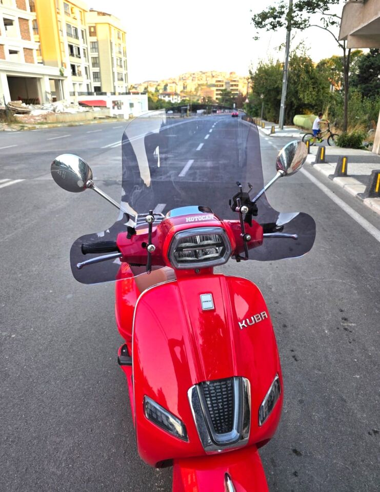 MOTOCAM Küba Grace 50 125 Ön Cam 2023-2026 Model 37cm Füme Renkli Elcikli APARATSIZ