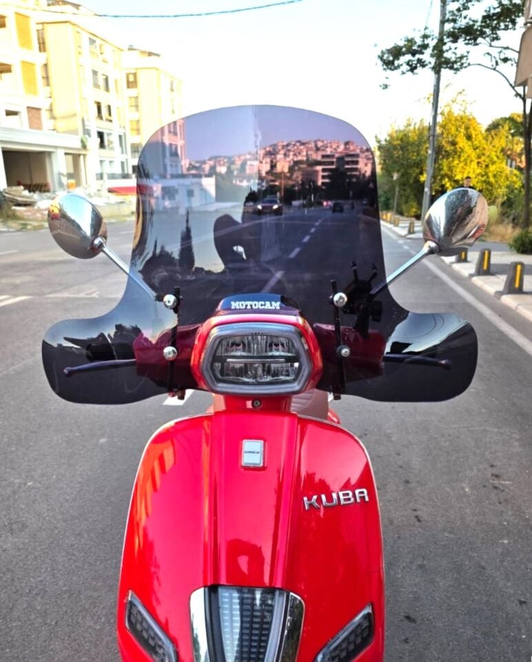 MOTOCAM Küba Grace 125 Ön Cam 2023-2026 Model 37cm Siyah Renkli Elcikli APARATSIZ
