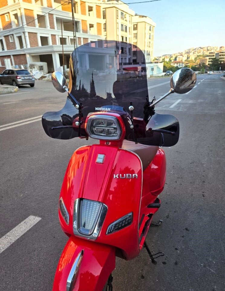 MOTOCAM Küba Grace 125 Ön Cam 2023-2026 Model 37cm Siyah Renkli Elcikli APARATSIZ